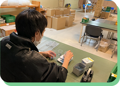 金属・プラスチック部品の袋詰め作業